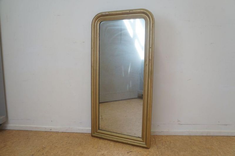 Spiegel in goudlak houten lijst