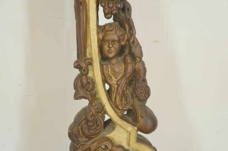 Gepolychromeerde houten snijwerklijst met putti, 17e eeuw, 117 x 66 cm. Polygromes wooden frame with - Image 2 of 2