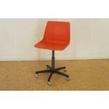 GISPEN bureaustoel met rode kunststof zitting rustend op zwenkwieltjes, gemerkt GISPEN desk chair