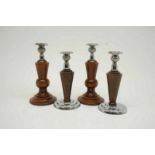 Lot van 2 stellen 1-lichts kandelaars op houten voet Combination of 4 candlesticks