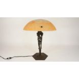 Art Nouveau tafellamp met pâte de verre glaskap. h. 46 cm. Art nouveau table lamp with pâte de verre