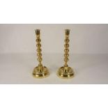 Stel geelkoperen schuifkandelaars, Engeland 19e eeuw, h. 31 cm. A pair of bronze candlesticks, 19the