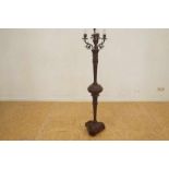 Gebronst metalen 3-lichts schemerlamp op marmeren voet, h. 137 cm. Bronzed metal floor lamp on