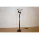 Bronzen staande slangenlamp met glazen kap, h. 160 cm. Bronze lamp with snake and with glass