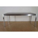 Deels chromen design tafel met bruin kunststof blad, h. 72 br. 181 d. 90 cm. Partly chrome design