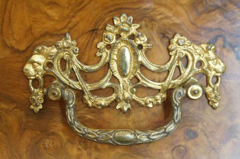 Wortelnoten Louis XVI kabinet met twee deuren en drie laden afgezet met koperen beslag, 18e eeuw, h. - Image 4 of 4