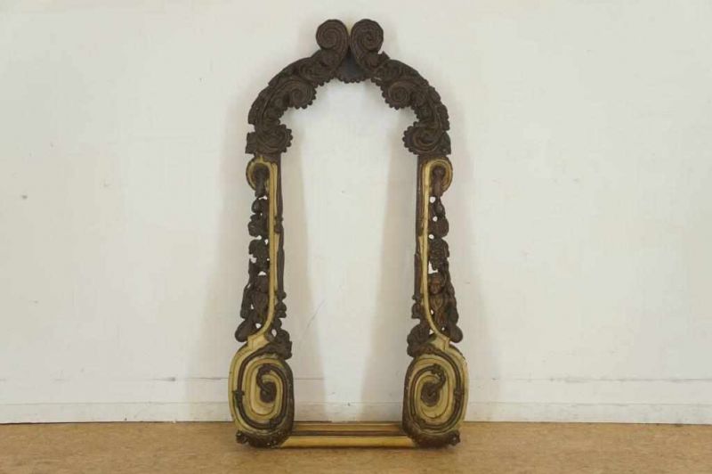 Gepolychromeerde houten snijwerklijst met putti, 17e eeuw, 117 x 66 cm. Polygromes wooden frame with