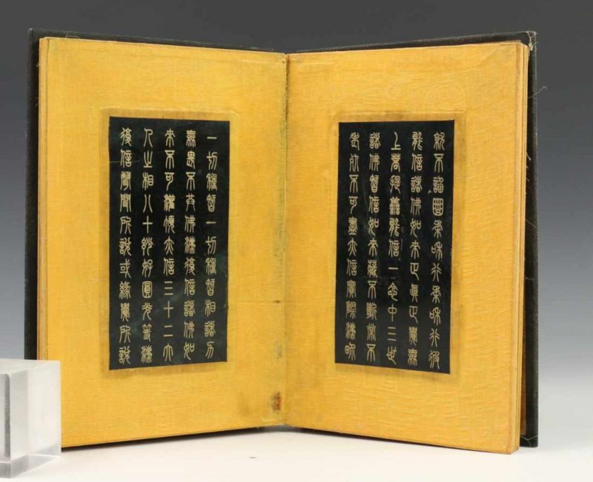 China, boek met zestien zwart stenen plaquettes met aan beide zijden vergulde teksten 23 x 14 cm. [ - Bild 4 aus 4