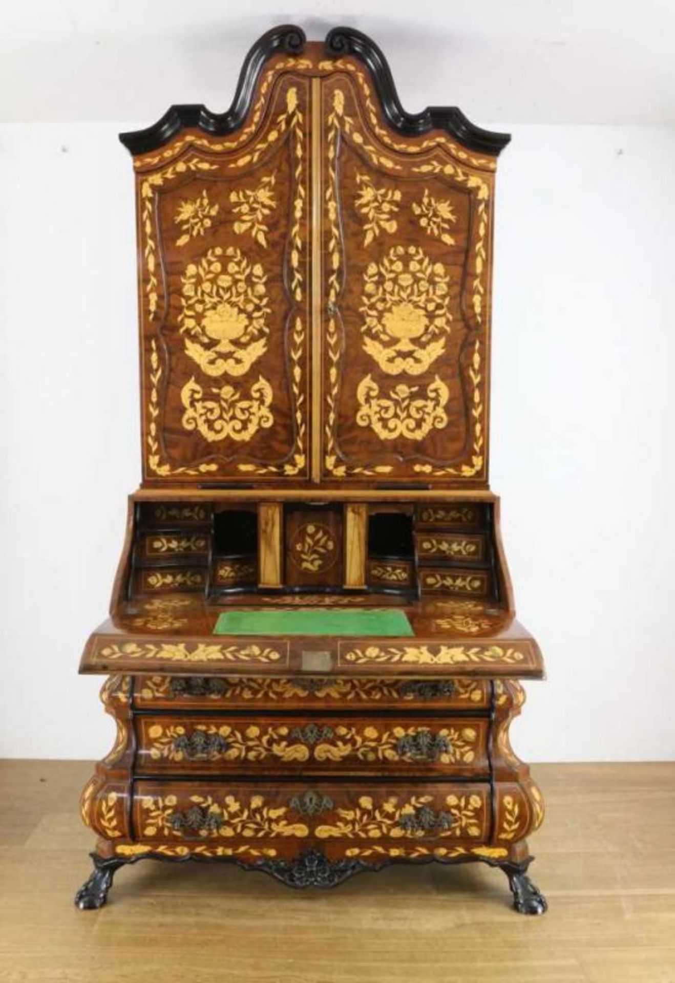 Notenwortelhouten bureau-boekenkast in Louis XV-stijl. De bovenkast met gecontourneerde kap, - Bild 2 aus 2