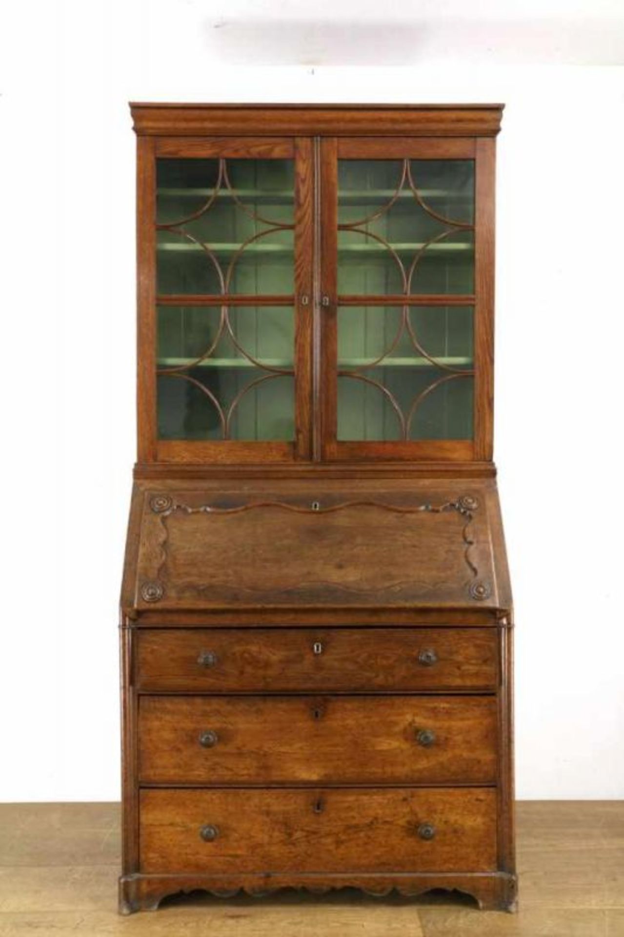 Engeland, eikenhouten bureau-boekenkast, 19e eeuw, in twee verdelingen. De bovenkast met rechte