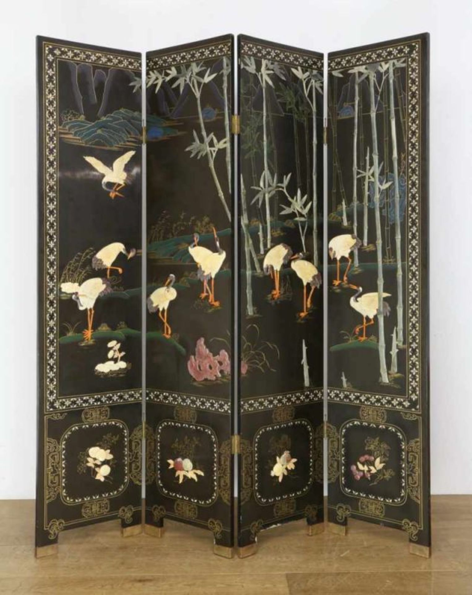 China, zwart laqué houten vierslags kamerscherm met spekstenen voorstelling van vogels en bamboe.