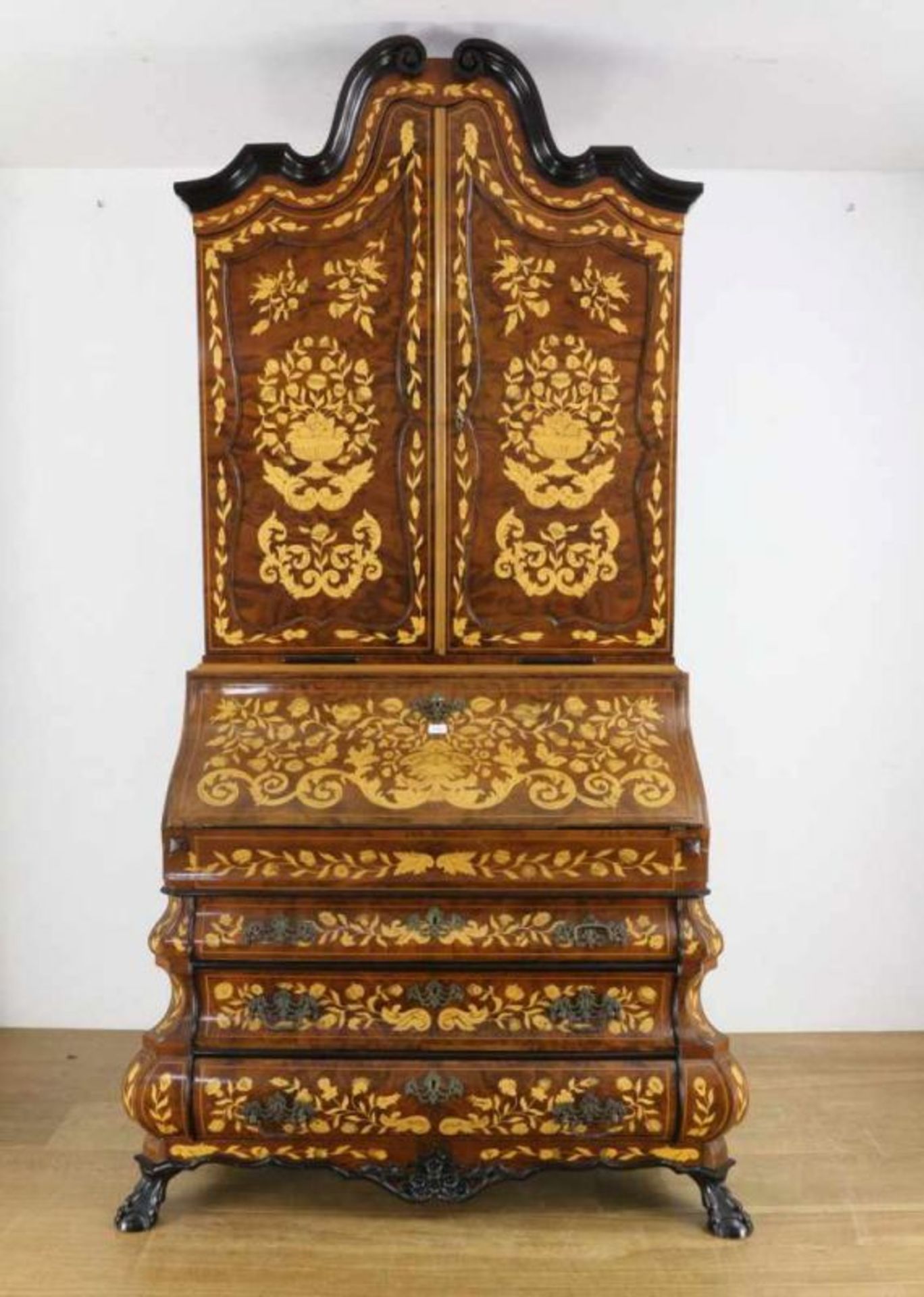 Notenwortelhouten bureau-boekenkast in Louis XV-stijl. De bovenkast met gecontourneerde kap,
