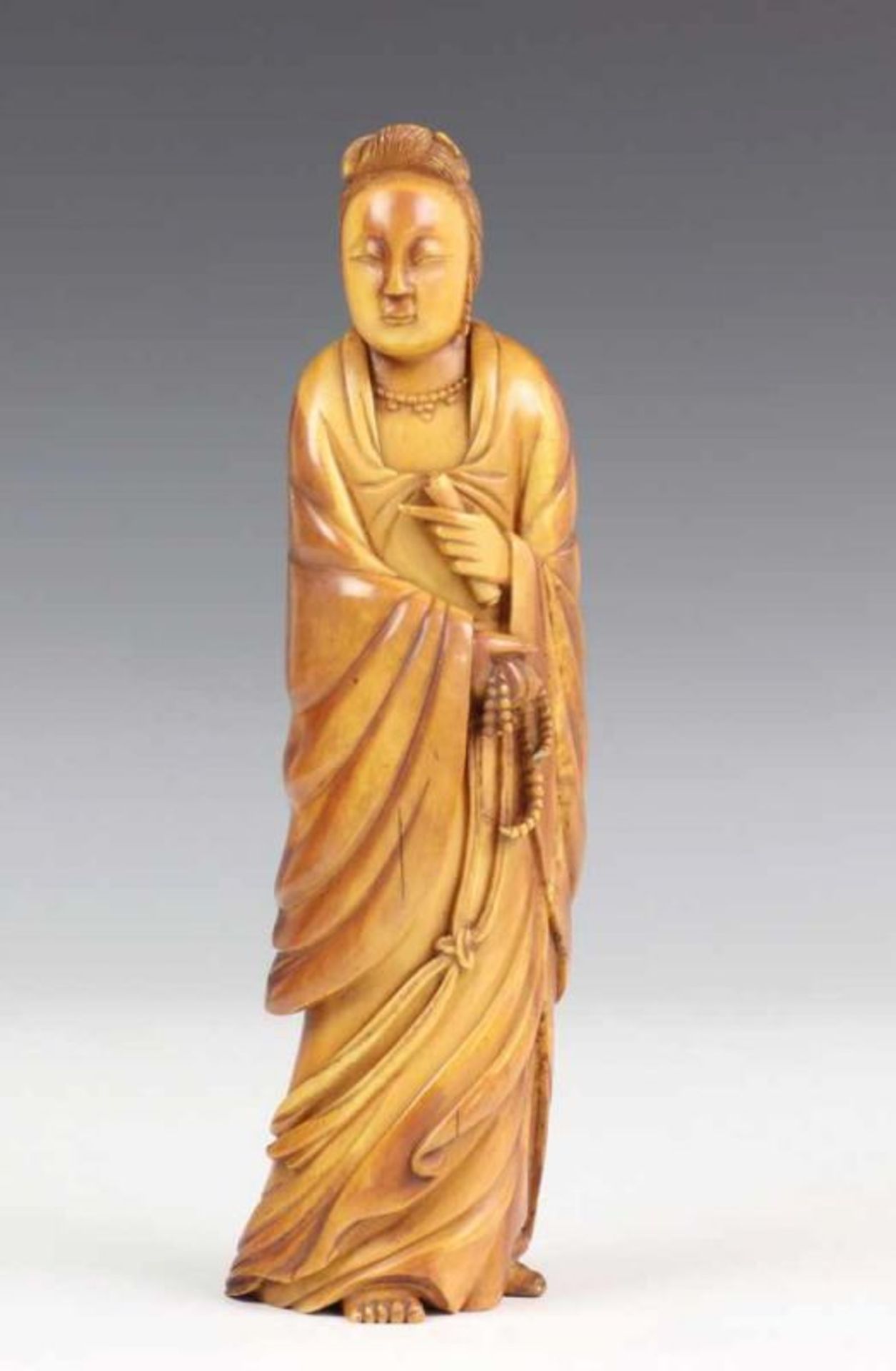China, ivoren sculptuur, Qing dynastie; Guanyin met lang gewaad en scroll en gebedsketting in de