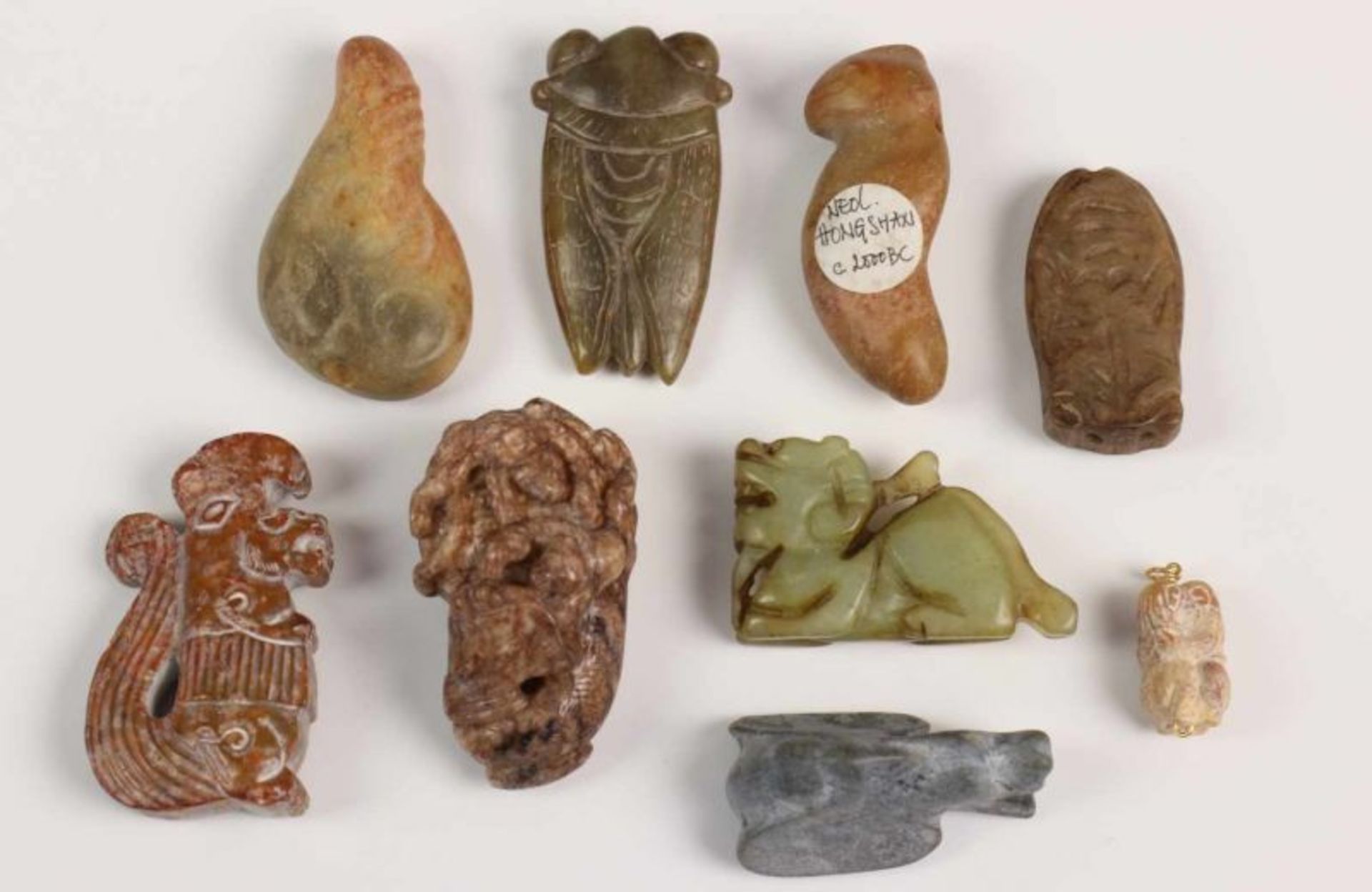 China, collectie van negen natuurstenen objecten, 20ste eeuw. o.a. in Neolitsche stijl. l. 2,4 tot 6