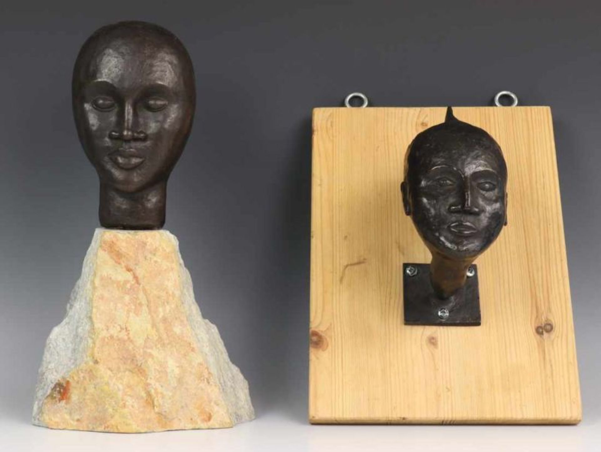 Twee bronzen sculpturen, 20e eeuw; vrouwenhoofden [2]