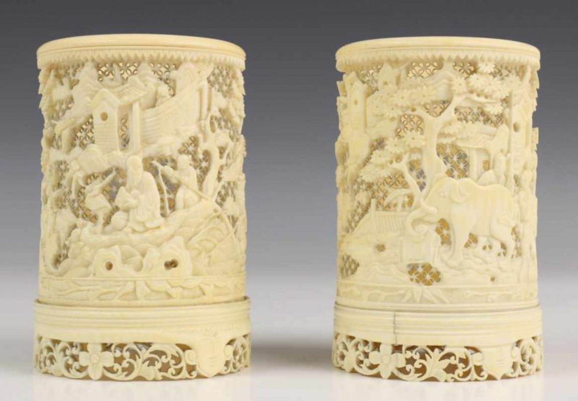 China, Kanton, paar fijngestoken en ajour penseelpotten, 19e eeuw, met reliëf voorstelling van