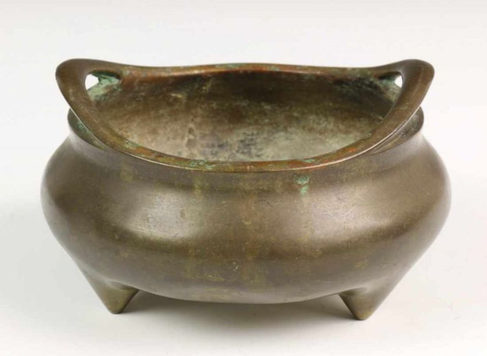 China, antiek bronzen koro met afgeplatte oren en lage driepoot, met (vermaakte) houten deksel. - Bild 2 aus 4