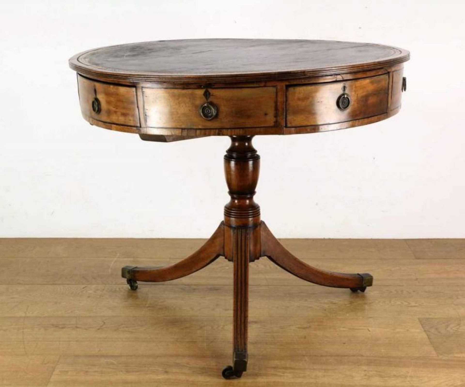 Engeland,mahoniehouten ronde tafel, zgn. drumtable, Sheraton-stijl, ca. 1800, met bruin leder