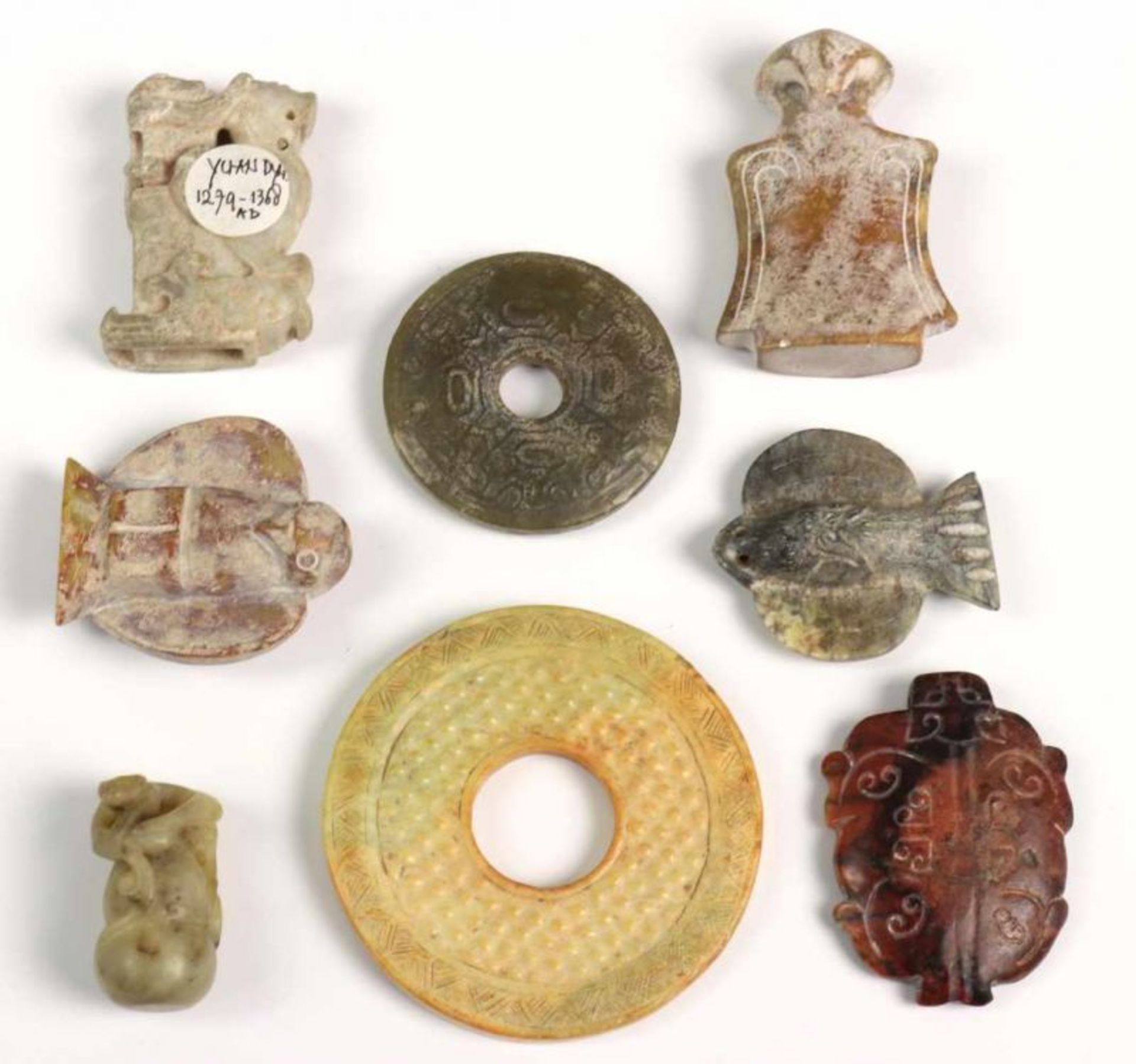 China, collectie van acht natuurstenen objecten, 20ste eeuw; o.a. in Neolitische stijl. l. 3,3 tot