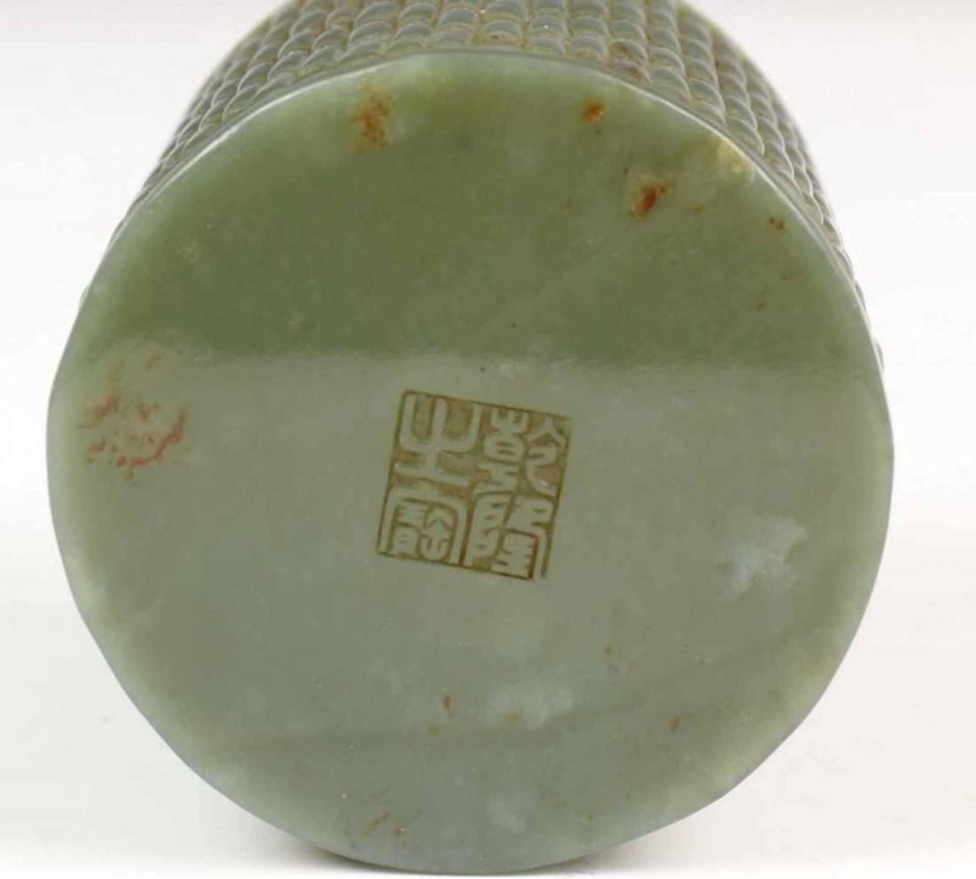 China, jade penseelpot met reliëf als gevlochten riet. Gemerkt met archaïsch zegelmerk h. 8 cm. [1] - Bild 3 aus 3