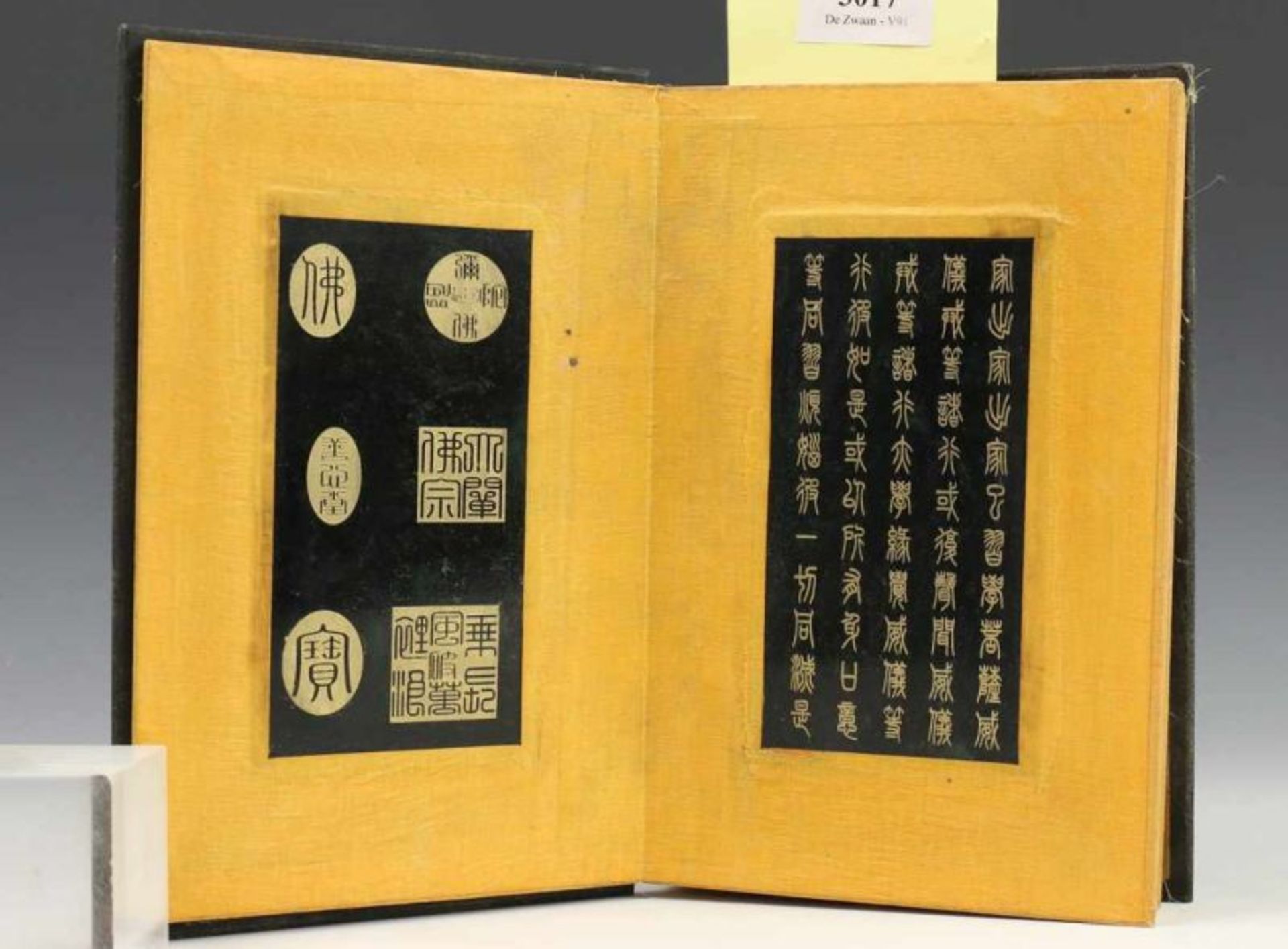 China, boek met zestien zwart stenen plaquettes met aan beide zijden vergulde teksten 23 x 14 cm. [ - Bild 2 aus 4