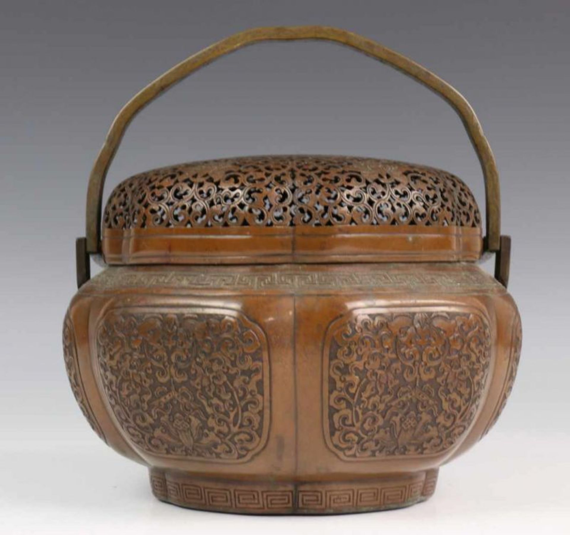 China, bruin gepatineerd bronzen handwarmer, Qing dynastie, gelobd, met reliëf van lotussen in