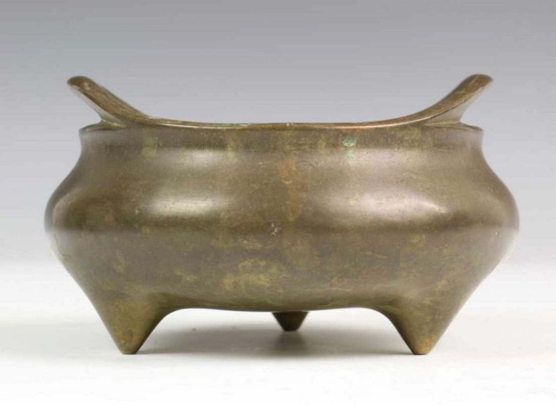 China, antiek bronzen koro met afgeplatte oren en lage driepoot, met (vermaakte) houten deksel. - Bild 3 aus 4