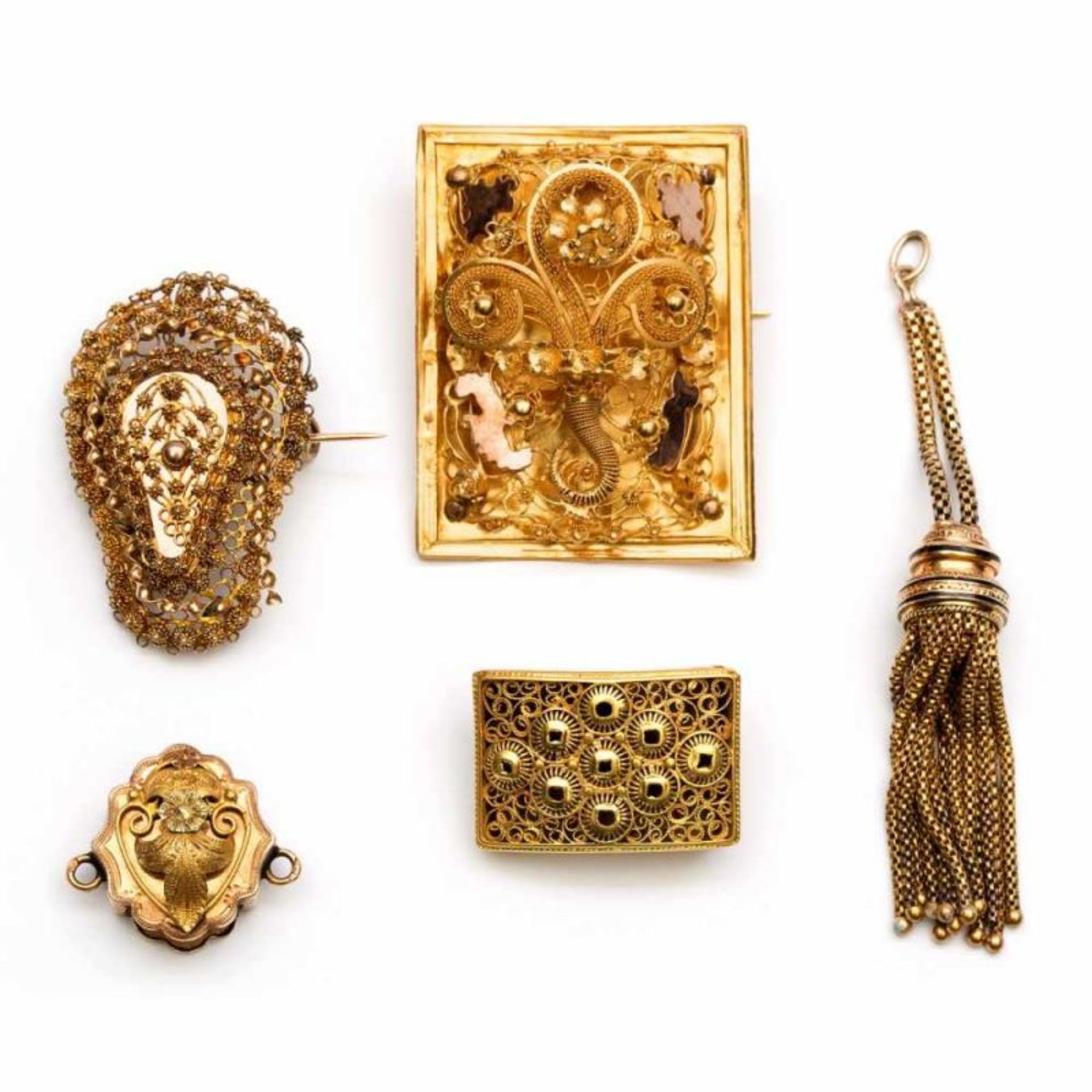 Drie 14krt. gouden broches, hanger en een schuifje, 19e eeuw, broches versierd met filigrain,