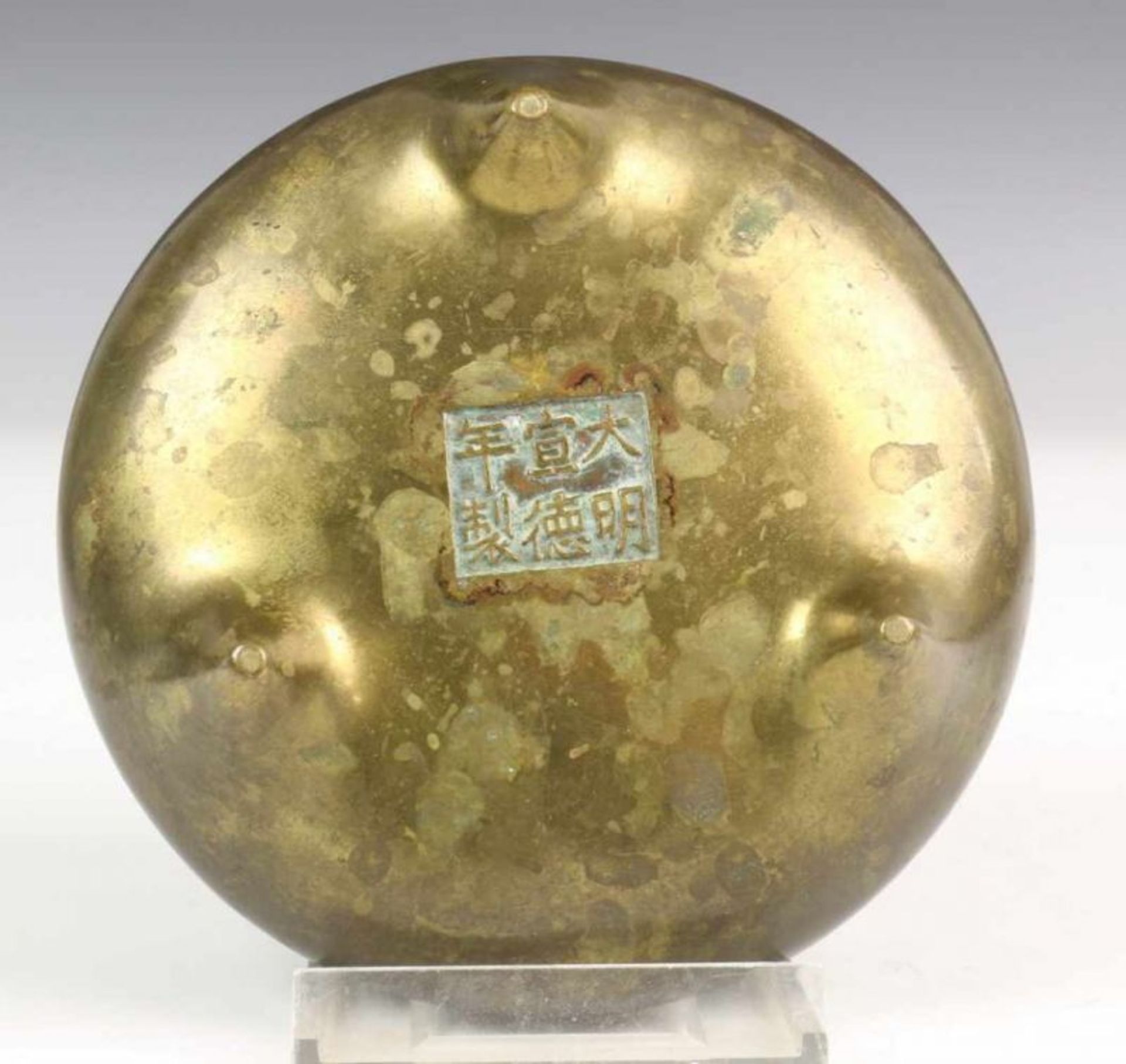 China, antiek bronzen koro met afgeplatte oren en lage driepoot, met (vermaakte) houten deksel. - Bild 4 aus 4