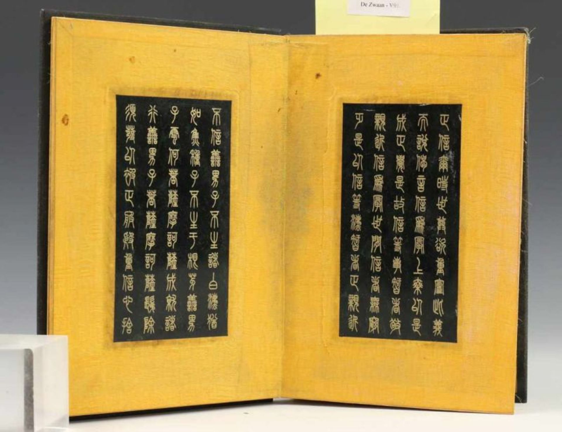 China, boek met zestien zwart stenen plaquettes met aan beide zijden vergulde teksten 23 x 14 cm. [ - Bild 3 aus 4