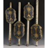 Set van vier gelakt blikken misdienaar toortsen, 19e eeuw, met verguld decor van monstrans l. 72 cm.