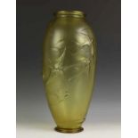 Sabino, gesatineerd geel glazen vaas, ca. 1910, met reliëf van vliegende zwaluwen. Gesigneerd Sabino