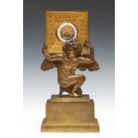 Bronzen horlogehouder, Empire, met gouden zakhorloge, vroeg 19e eeuw. De houder in vorm van putto.