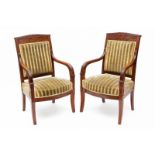 Paar mahoniehouten fauteuils, Empire, met gestoken kapregel en -armleggers. Met groene gestreepte
