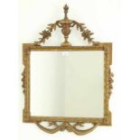 Rechthoekige spiegel in vergulde lijst, Louis XVI stijl, met opengewerkte kuif met vaasornament en