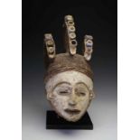 Nigeria, spirit maiden masker, met fraaie opengewerkte haartooi in drie gebogen banen. Gelaat met