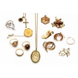 Diverse gouden en onedele sieraden w.o. een gouden tientje in broche, diverse ringen, etc bruto 44,8