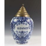 Delft, De Vergulde Blompot, blauw-wit aardewerk tabakpot met opschrift 'Hannover' in cartouche.