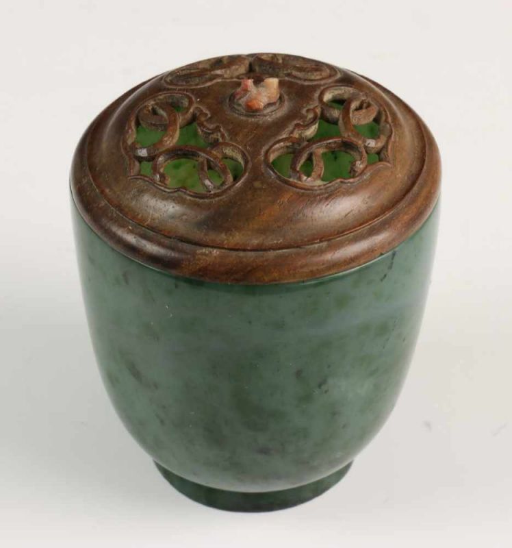 China, spinazie-groen jade kom met fijn ajour gestoken houten deksel met bloedkoralen knop, op - Image 2 of 4