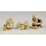 Japan, drie ivoren groepen, Meiji-Taisho Periode; zittende demoon, liggende man met aapje en staande