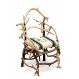 Duitsland, gewei-fauteuil met gestreept kussen waarop monogram GB ..25 1879 Uit het bezit van een