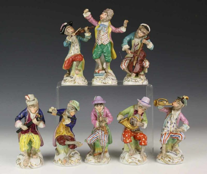 Dresden, porseleinen achtdelig apenorkest naar model van Meissen, Kaendler h. ca. 15 cm. [8]