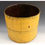 Geel beschilderd houten ton, ca. 1900 h. 28, diam. 34 cm. [1]