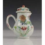 China, famille rose melkkan, Kangxi, met decor en-relief van lotussen (beschadigingen) h. 11 cm. [1]