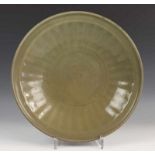 China, celadon schotel, 18e eeuw, met ribben. Achterzijde met oud collectienummer diam. 30 cm. [1]