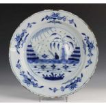 Delft, blauw aardewerk schotel, 18e eeuw, met bol plat en Chinoiserie decor van visser bij waterkant