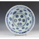 China, blauw-wit porseleinen kom, 18e eeuw, met decor van cirkels diam. 29 cm. [1]