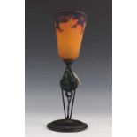 Muller Freres, Luneville, tafellampje, ca. 1920, met glazen kap en ijzeren voet. Kap gesigneerd h.
