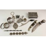 Diverse Djokjazilver en oosterse zilveren en onedele sieraden e.a. objecten. [zkj]
