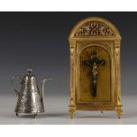 Zilveren miniatuur koffiepot en verguld bronzen lijst met crucifix [2]